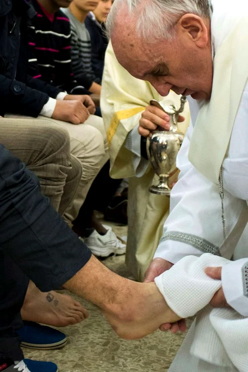 Papa Francisc a spălat şi a sărutat picioarele unor deţinuţi, pentru prima dată în istoria Vaticanului. (Foto: Reuters)