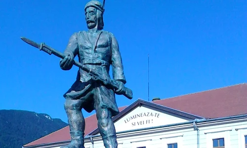 «Monumentele Marelui Război»: Monumentul eroilor din Zărnești, județul Brașov / FOTO  jpeg