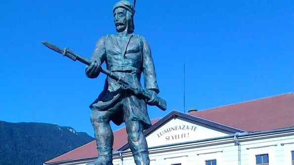 «Monumentele Marelui Război»: Monumentul eroilor din Zărnești, județul Brașov / FOTO jpeg