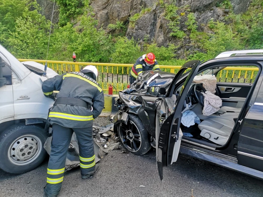 Accident pe Valea Oltului - DN7- la Călineşti Vâlcea - coliziune între trei vehicule soldată cu o victimă Foto Adevărul