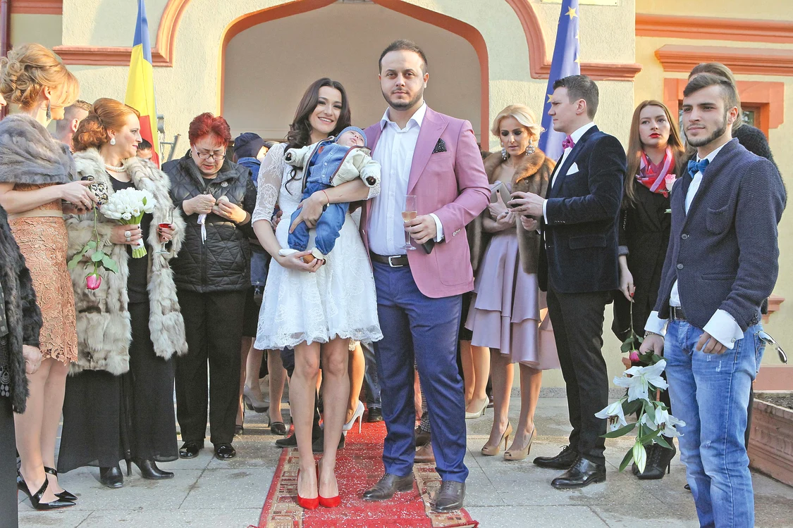 Ieri, chiar de Valentine’s Day, cei doi s-au cununat civil, s-au logodit în biserică şi şi-au creştinat copilulfotografii: sever gheorghe