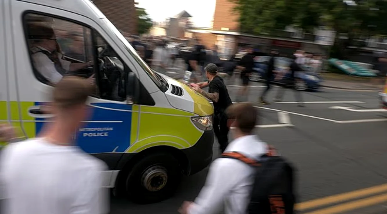 Moment în care un protestatar este călcat de o dubă de poliție FOTO: Captură video