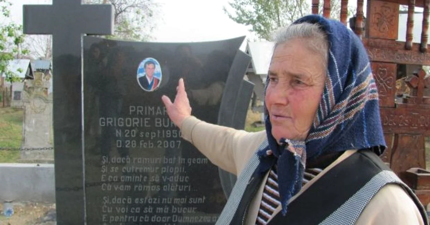 Localnicii din Cerăt merg zilnic la mormântul edilului care a murit 