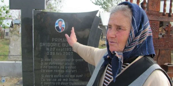 Localnicii din Cerăt merg zilnic la mormântul edilului care a murit