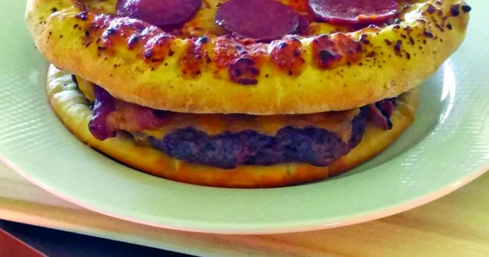 „Burgerizza” are pizza în loc de chifla şi costă 26 de dolari. FOTOGRAFII Daily Mirror