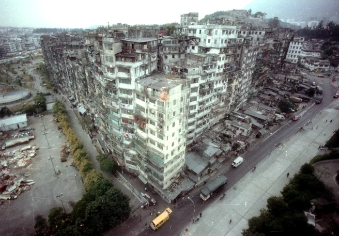 Oraşul Kowloon, construit de imigranţi, a fost demolat în 1994, în locul lui fiind în prezent un parc FOTO bussinesinsider.com