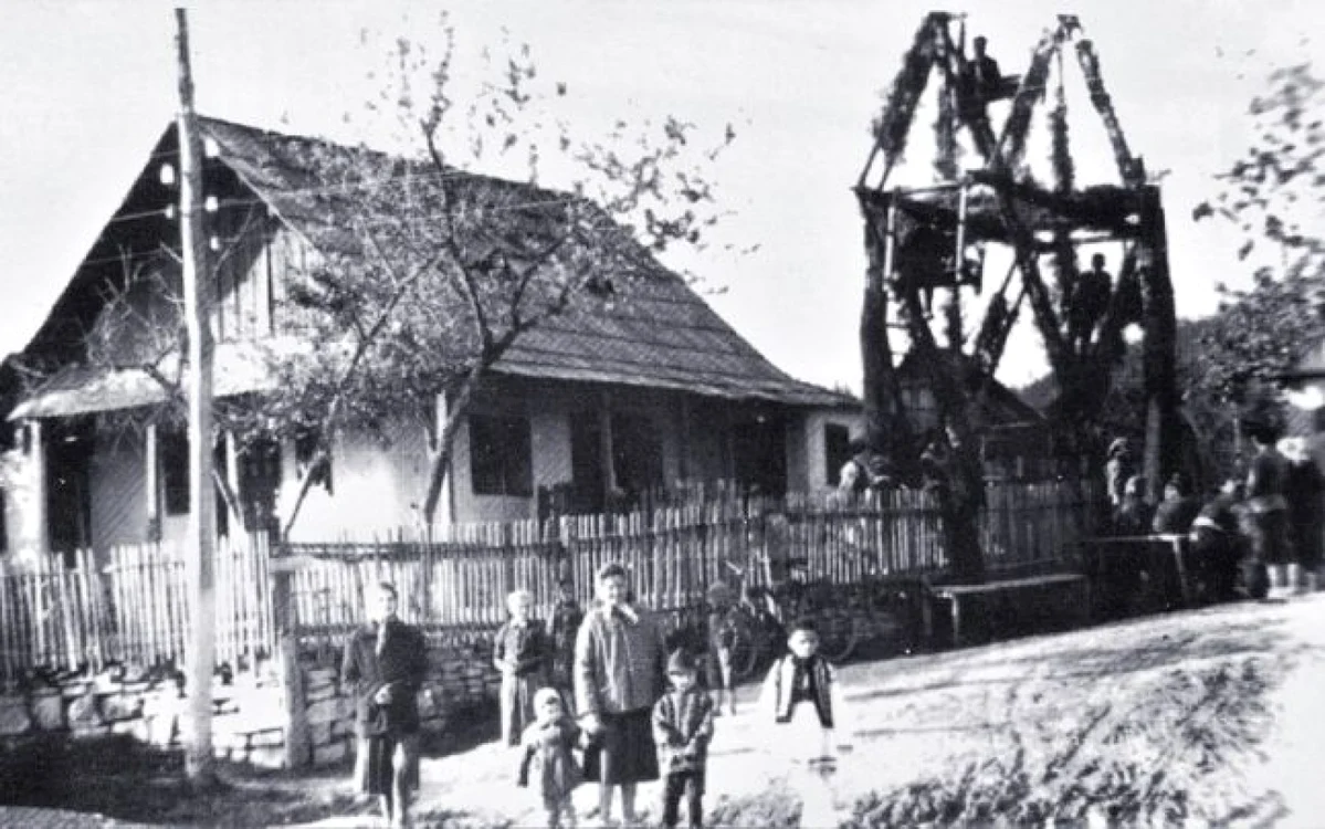 Scrânciobul construit în centrul satului era atracţia sărbătorii FOTO Eusuntdaniela.ro