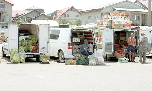 În Piaţa Pucheni, comercianţii vând marfa samsarilor gif