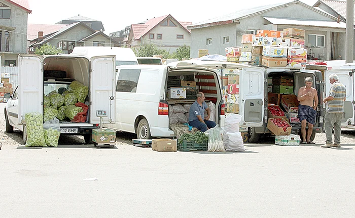 În Piaţa Pucheni, comercianţii vând marfa samsarilor