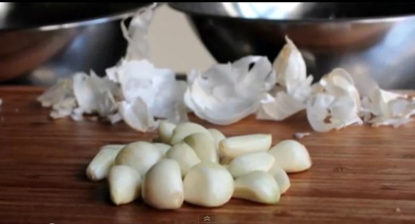 
    Cum să cureţi o căpăţână de usturoi în doar 20 secundeFoto: Captură Youtube  