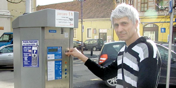 Zsolt Oszavath plăteşte un loc de parcare pe care l-a găsit cu dificultate