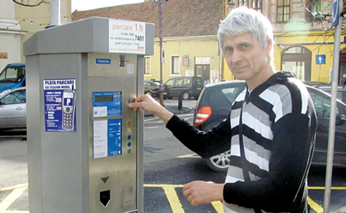 Zsolt Oszavath plăteşte un loc de parcare pe care l-a găsit cu dificultate