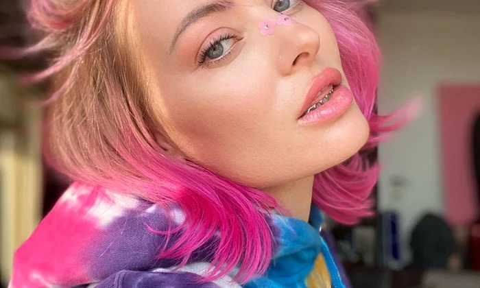 Delia, sexy cu bustul la vedere fara sutien foto Instagram