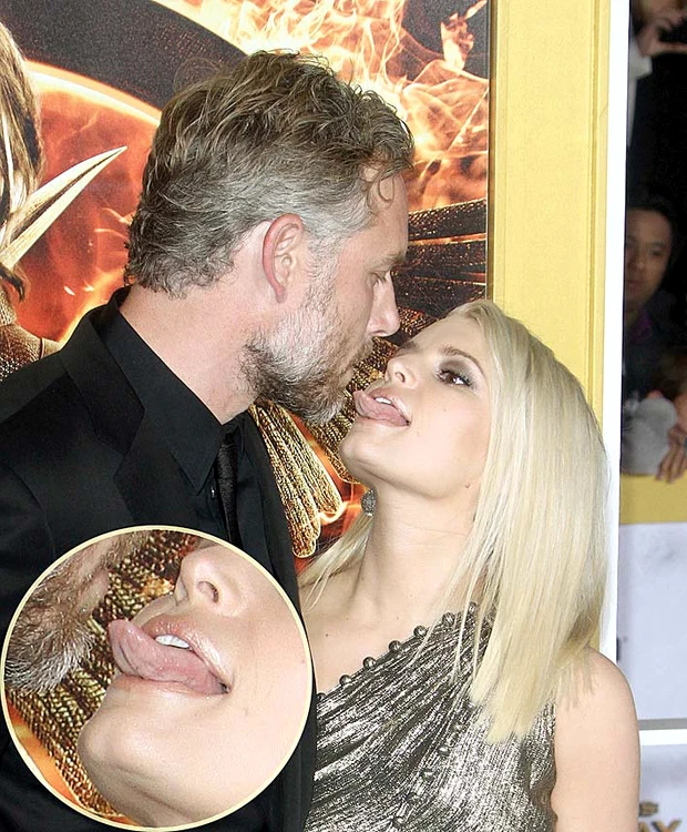 Cântăreaţa de 34 de ani şi-a aţâţat soţul în publicFoto: Hepta