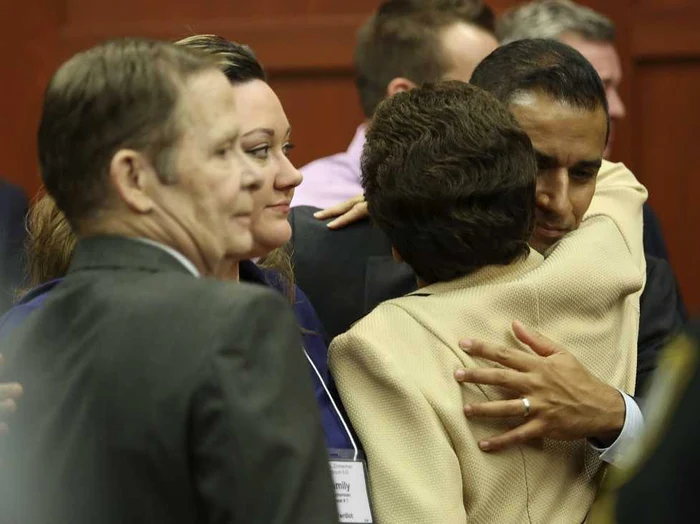 George Zimmerman şi-a îmbrăţişat părinţii imediat după aflarea sentinţei FOTO Reuters