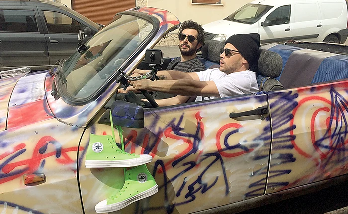 
    Marius Moga și Ciprenko s-au plimbat  prin București cu mașinuța pictată  