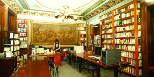 Cărţile sunt puse la dispoziţia craiovenilor în saloanele Casei Pleşia.