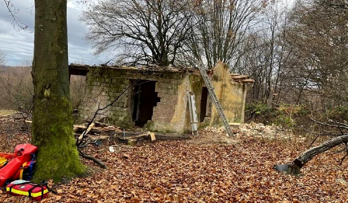 Casă din cărămidă cu acoperișul prăbușit