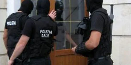 VIDEO Razie de amploare pentru anihilarea falsificatorilor de carduri