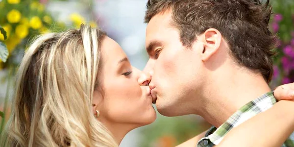 relatie sarut cuplu FOTO shutterstock