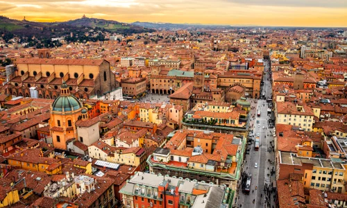 Bologna, vedere panoramică la apus Foto shutterstock 397150111 jpeg