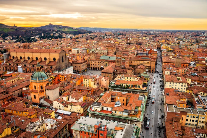 Vedere panoramică din Bologna, la apus Foto Shutterstock