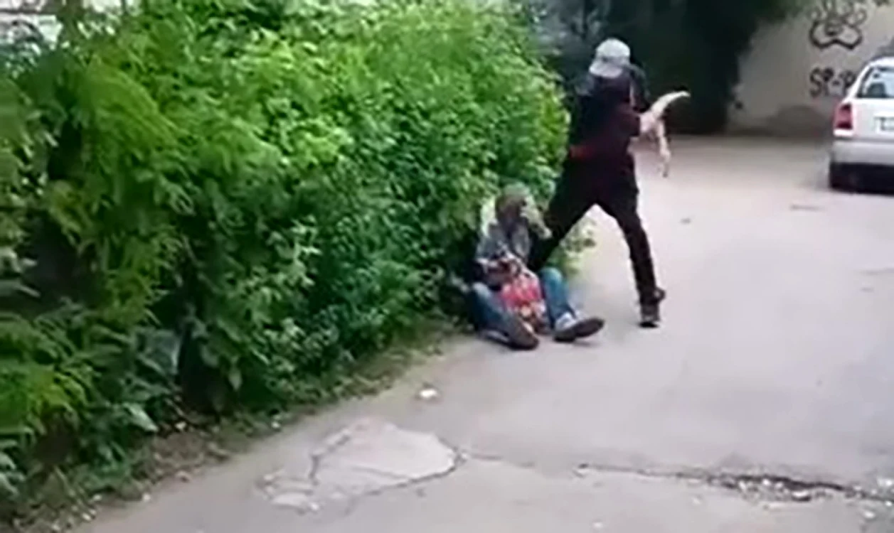 Bătrânul a fost lovit cu palmele şi picioarele FOTO captură video