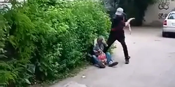batran lovit cu picioarele Vaslui FOTO captura video