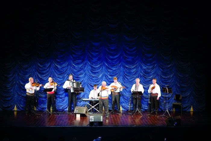 Naistul Vasile Iovu şi orchestra sa, pe scena Teatrului Dramatic Katara din Doha, Qatar. FOTO: Vasile Şoimaru