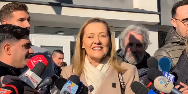 Elena Lasconi la ieșirea din secția de vot pentru alegerile prezidențiale 2024 Foto captură video 