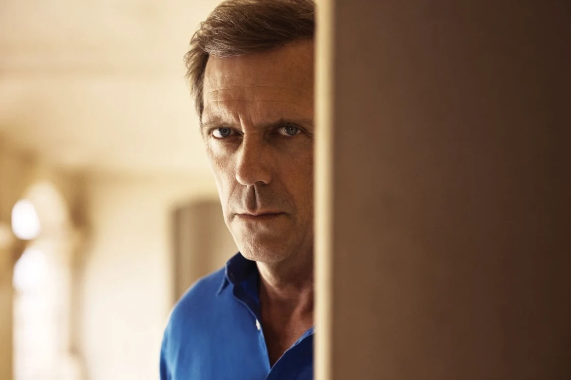 Hugh Laurie, în rolul din serialul „Managerul de noapte“ FOTO TVR