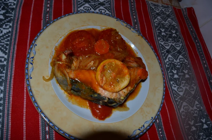 
    Medalion sturion în sos picant  