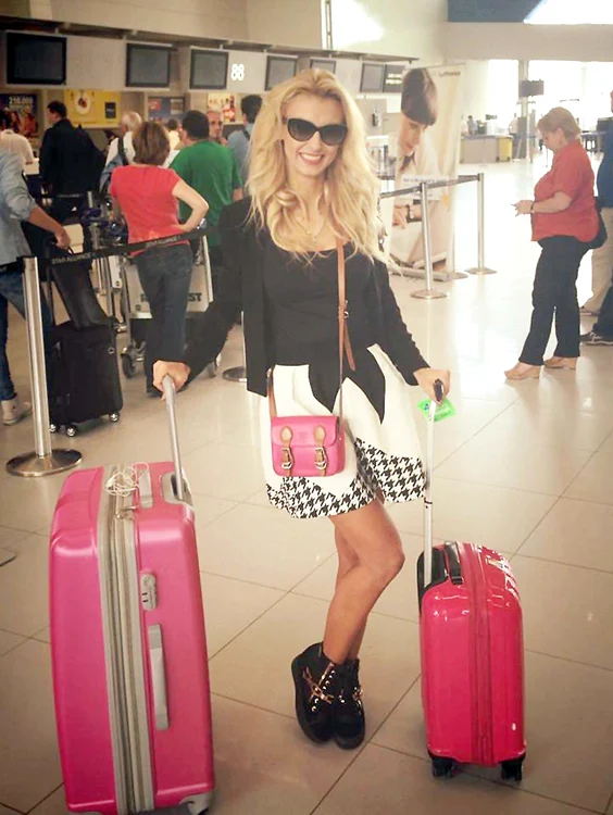 Andreea s-a pozat sâmbătă în aeroportul Otopeni, cu bagajele roz
