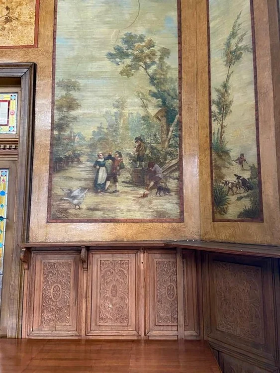 Vitraliile sunt din sticlă din Polonia