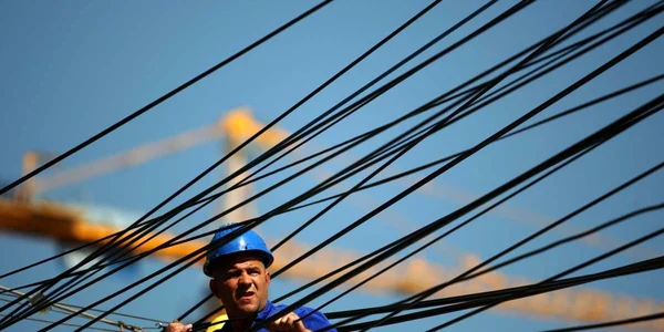 muncitor cabluri FOTO adevarul