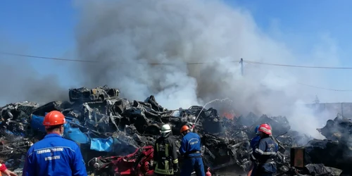 incendiu masini centru de colectare a fierului vechi Galati 1