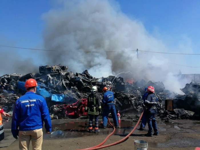 Fumul degajat de incendiul izbucnit la centrul de colectare a fierului vechi este vizibil din oraş Foto: ISU Galaţi