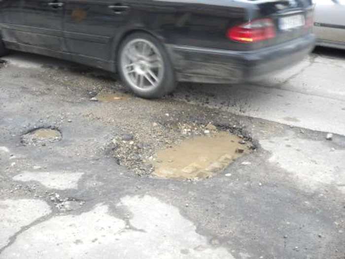 Şoferii pot obţine despăgubiri de la Primării dacă şi-au avariat maşinile în gropi. FOTO: Adevărul