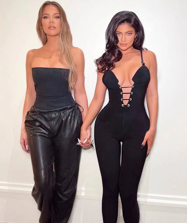 Khloé și Kylie (Foto: Instagram)