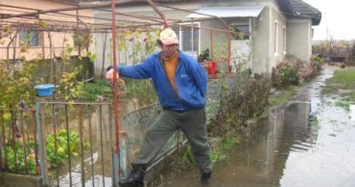 Apa a inundat curţile localnicilor