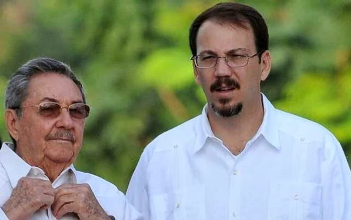 Liderul cubanez Raul Castro (stânga) şi fiul său Alejandro Castro Espin FOTO contenido.com.mx