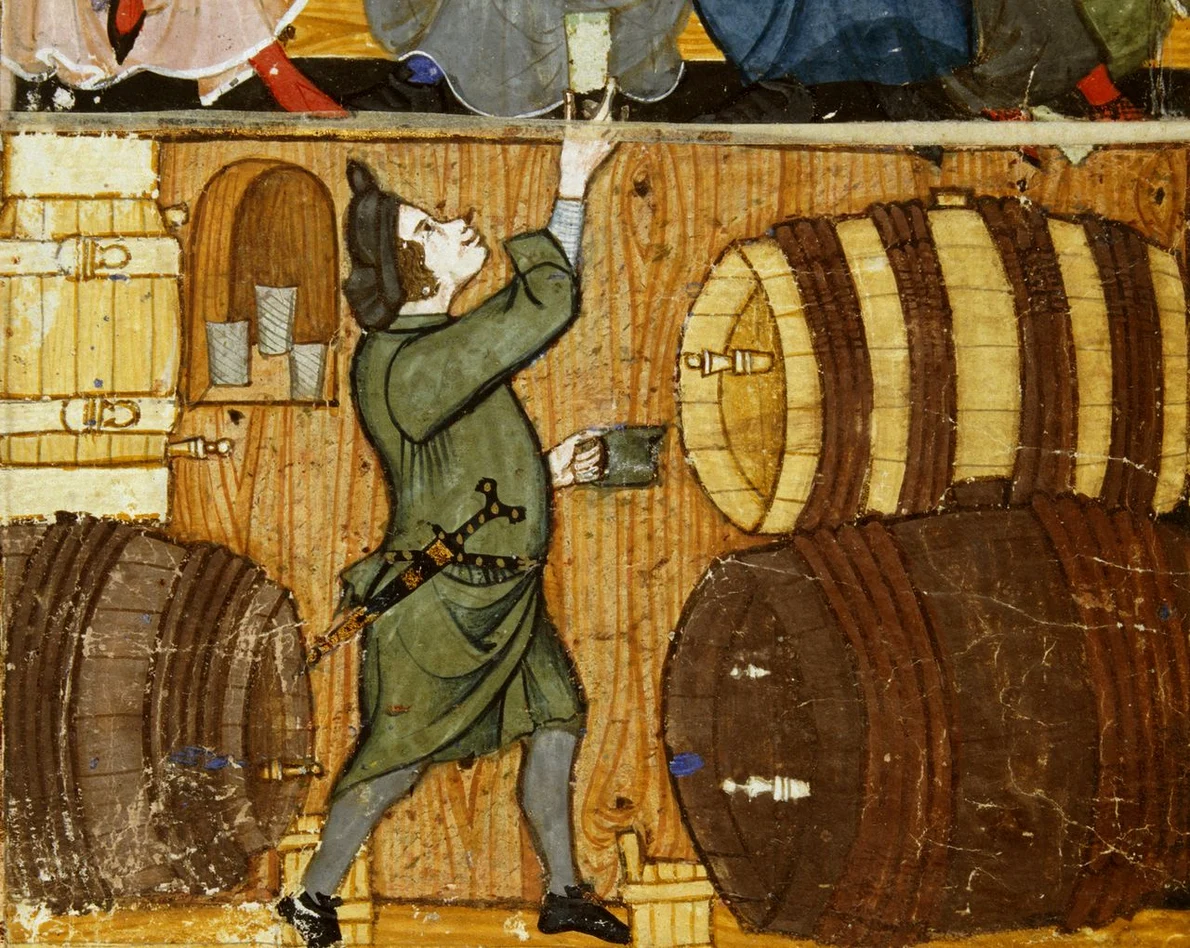 Un pivnicer printre butoaie. Miniatură medievală de la sfârșitul secolului al XIV-lea, aflată în colecția British Library (© Wikimedia Commons)