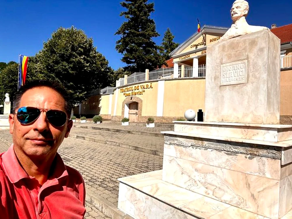 Dan Negru la statuia lui Slavici FOTO Facebook Dan Negru 