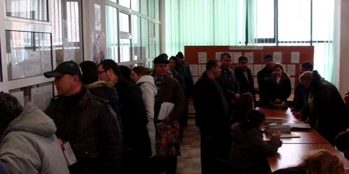 Sute de şomeri vin zilnic la AJOFM să-şi găsească o altă meserie