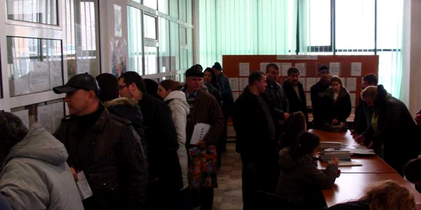 Sute de şomeri vin zilnic la AJOFM să-şi găsească o altă meserie