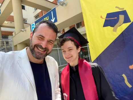 Andrei Aradits, alături de fiul său, Eric, la festivitatea de absolvire a liceului / foto: arhiva personală