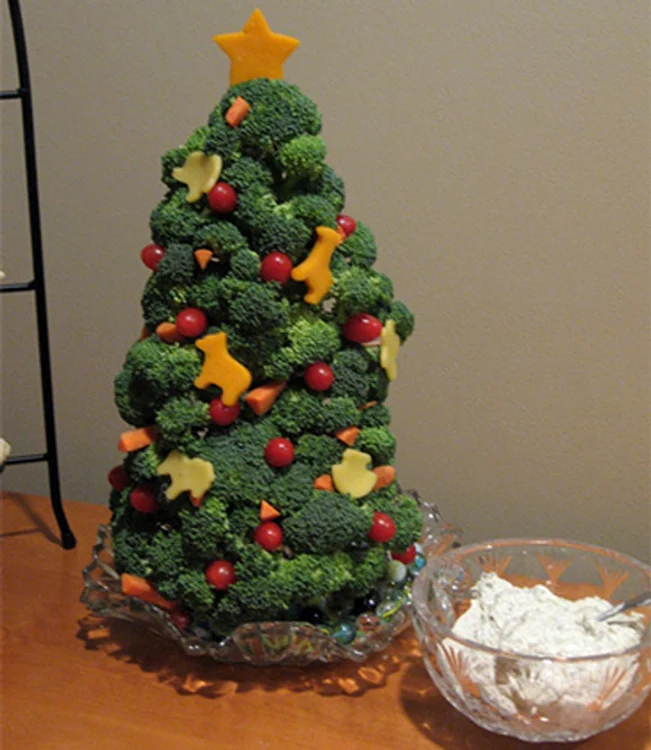 
    „Brad” din broccoli, decorat cu legume  