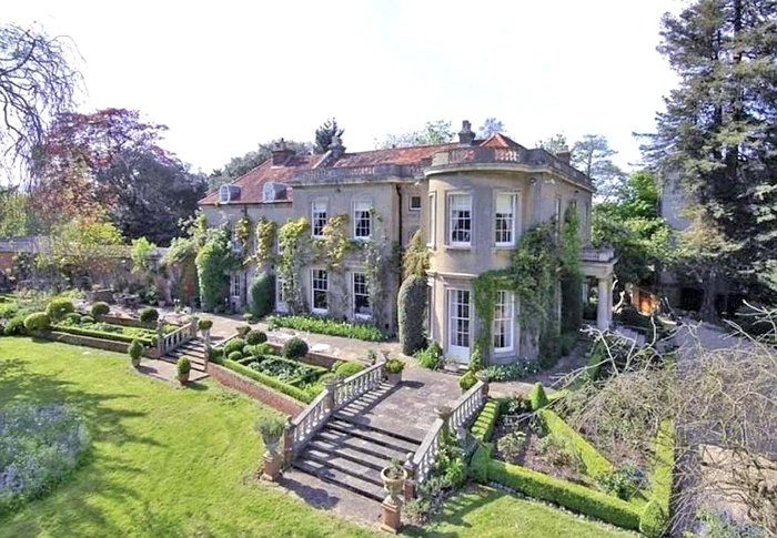 Conacul cu 9 dormitoare este situat în Berkshire, pe râul Tamisa