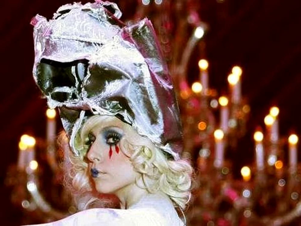 
    Lady GaGa a făcut show la Muzeul de Artă Contemporană din L.A.  