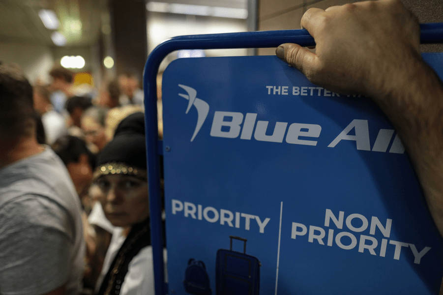 Guvernul alocă bani din Fondul de Rezervă pentru repatrierea românilor afectați de suspendarea zborurilor Blue Air 